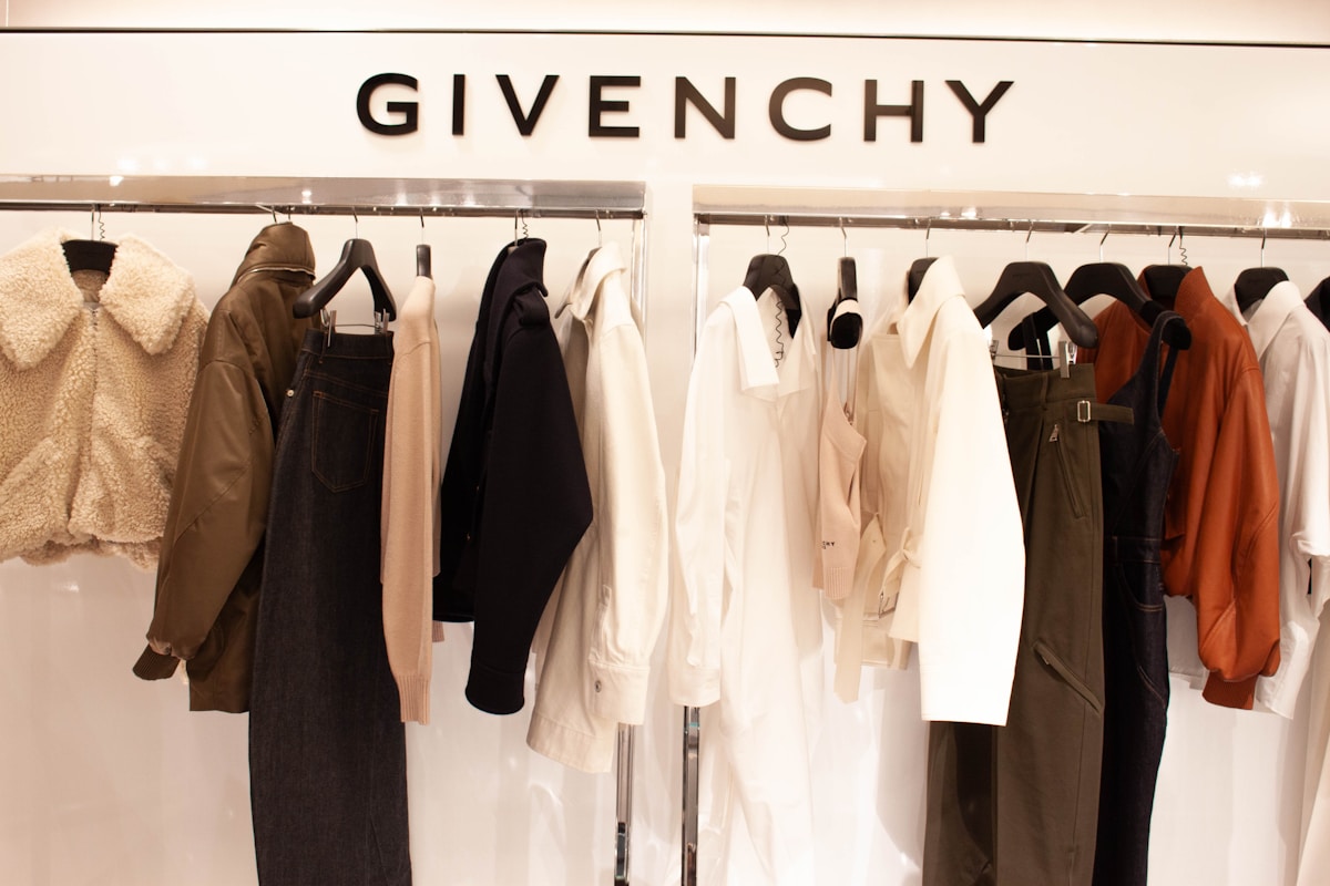 Vêtements de marque Givenchy suspendus sur des cintres.