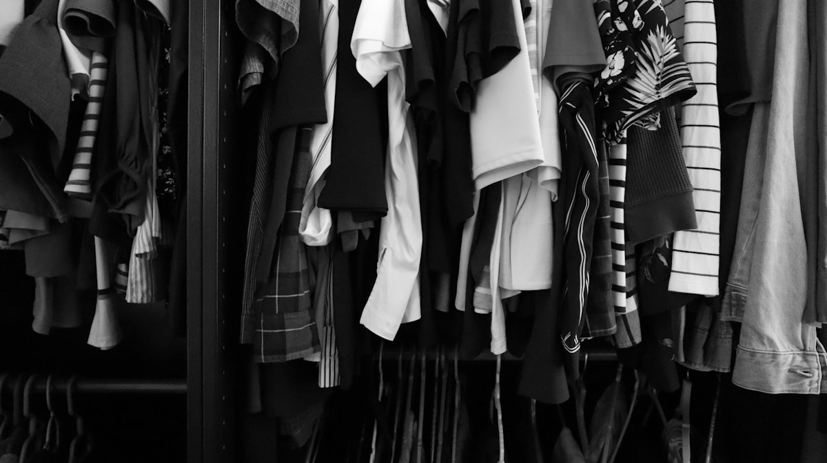 Vêtements de mode variés suspendus dans un placard.