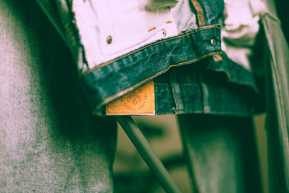 Gros plan sur une poche de jeans verte avec une étiquette en cuir.