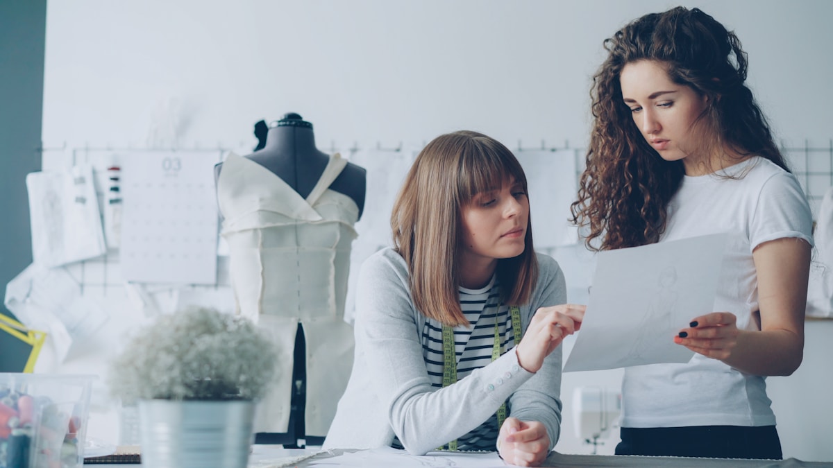 Deux femmes travaillant ensemble dans un atelier de couture.