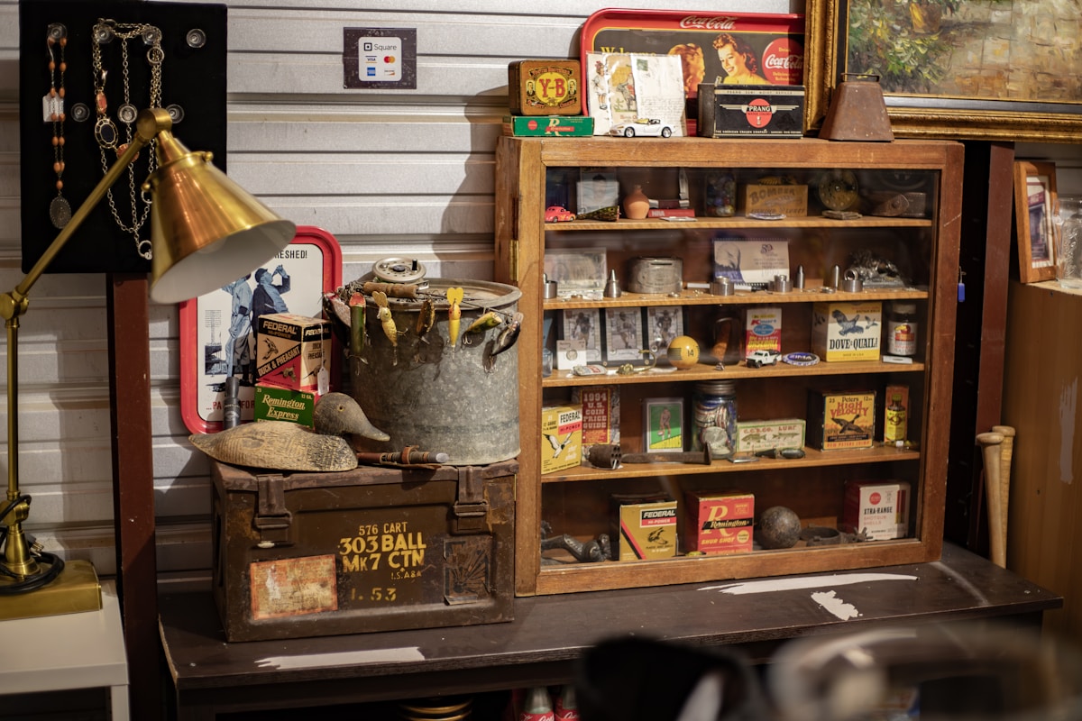 Étagère remplie d'objets vintage et de souvenirs.