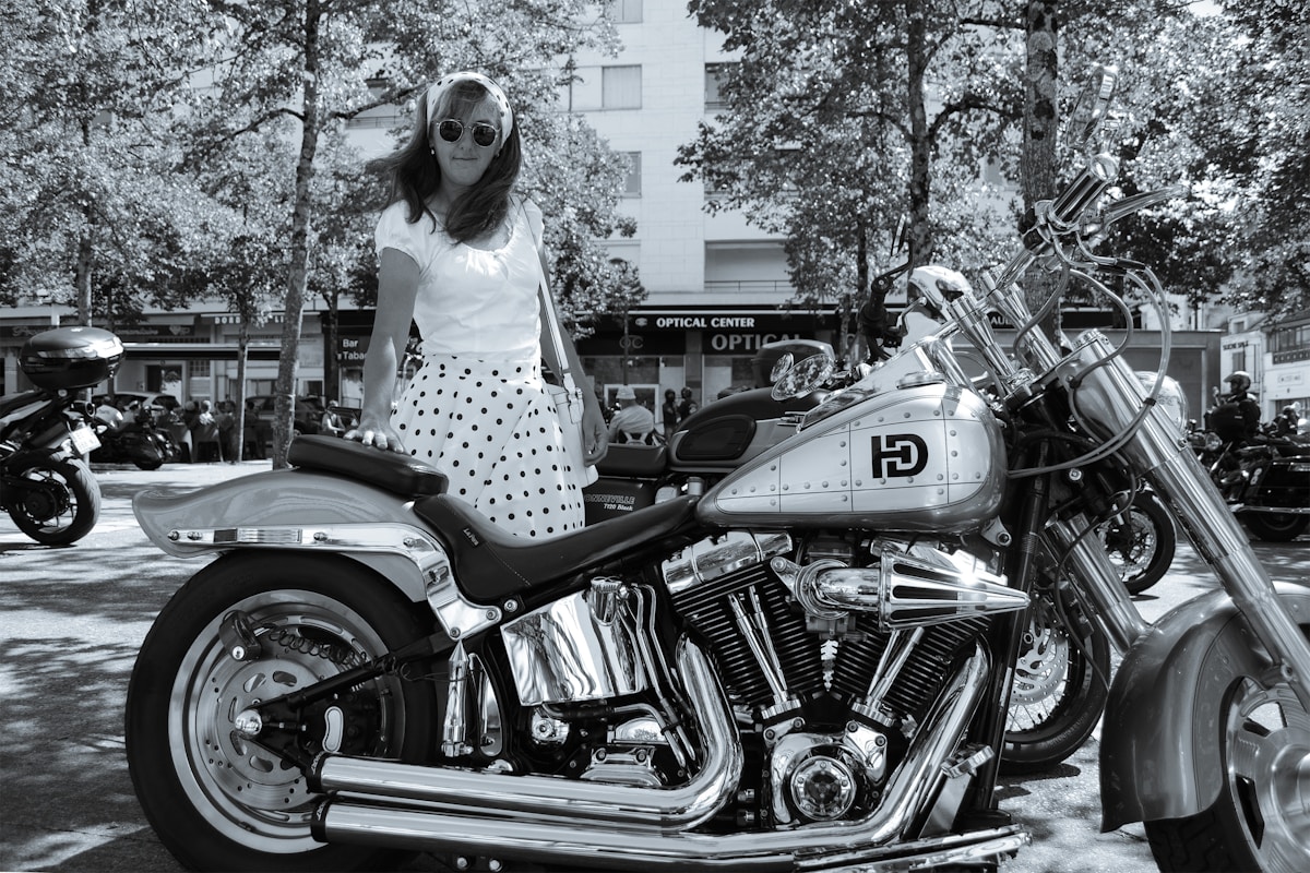 Femme en robe à pois sur une moto Harley-Davidson.