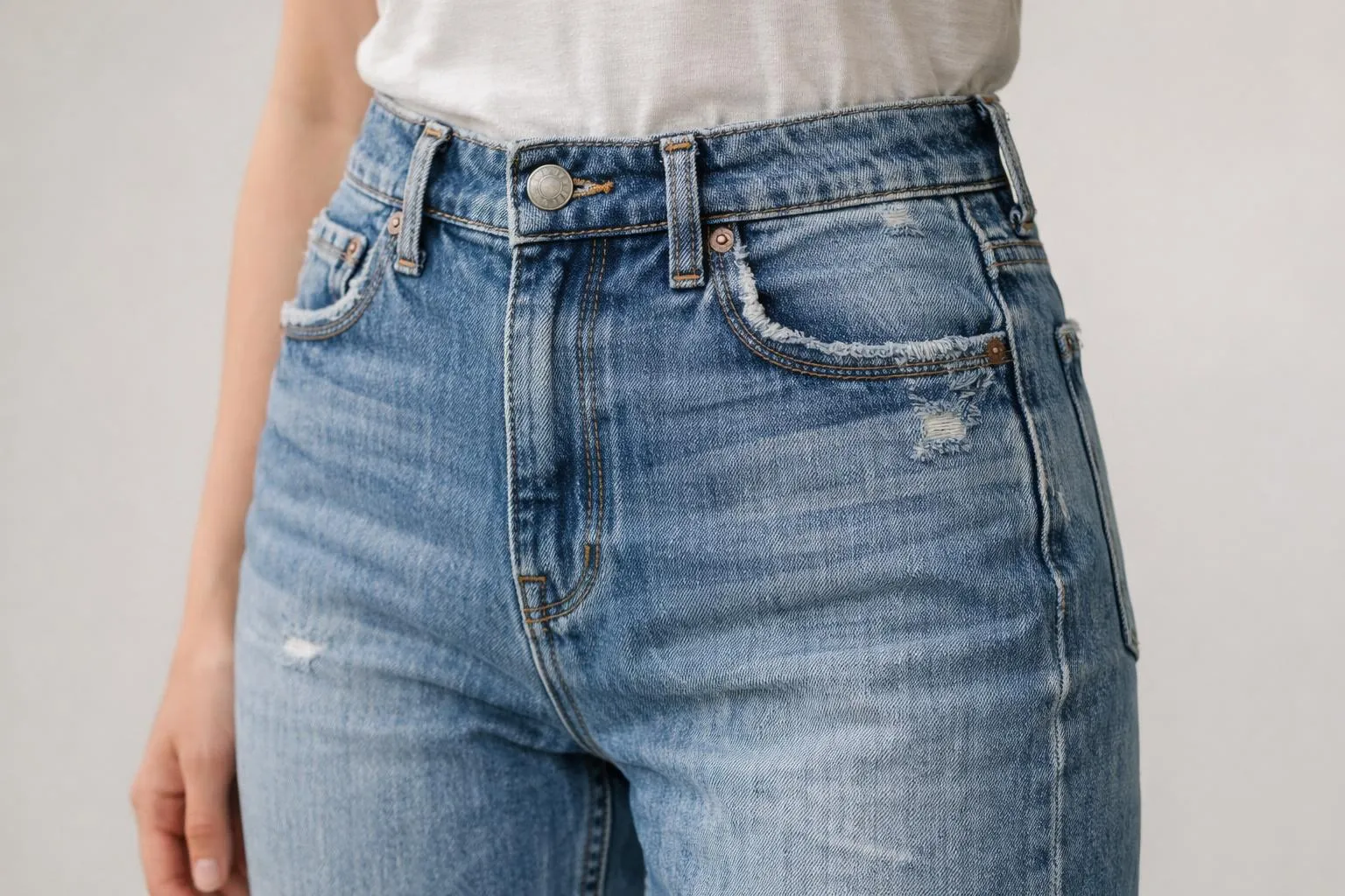 Jeans bleus délavés avec détails et poches.