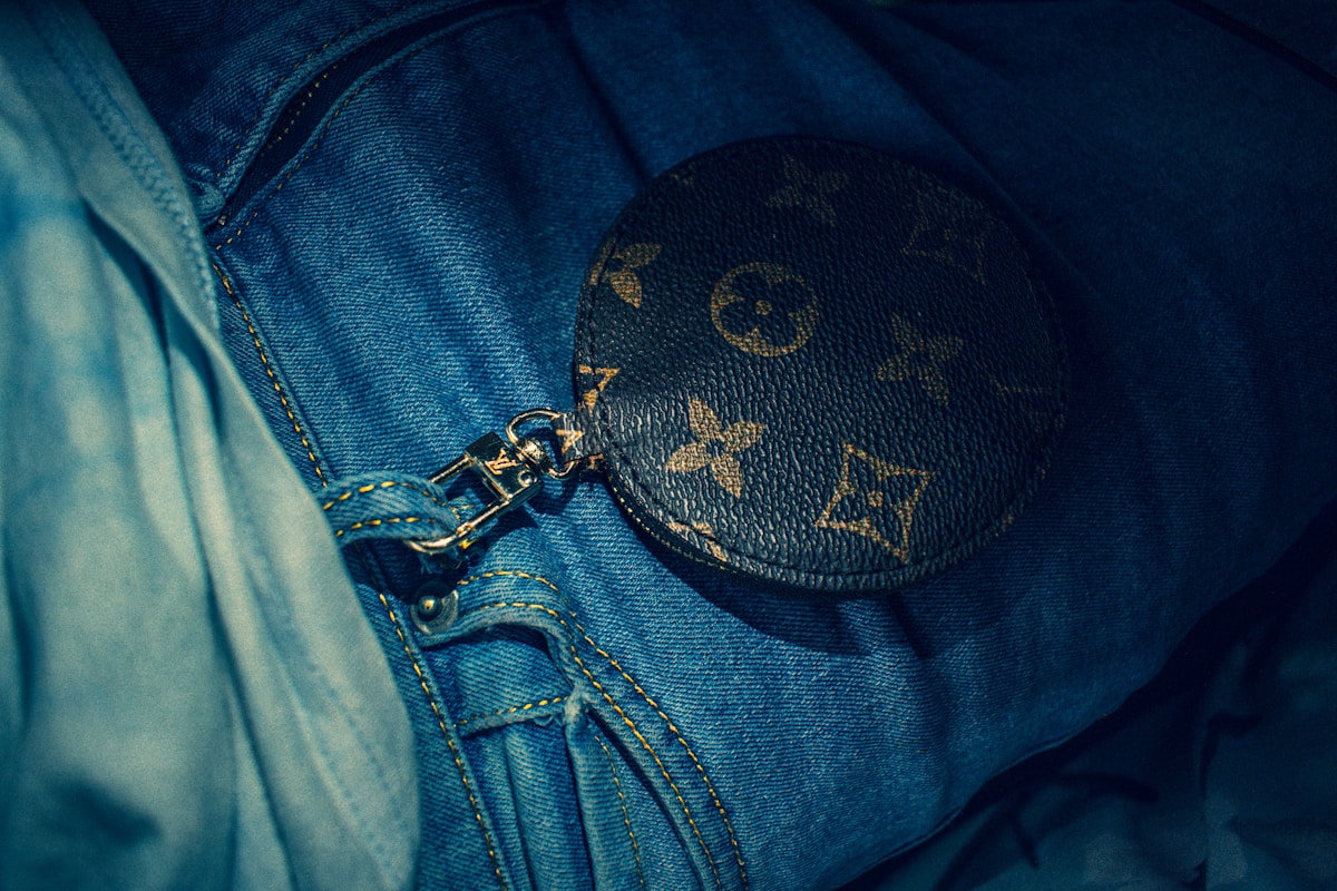 Texture de jean bleu foncé avec un motif doré décoratif.