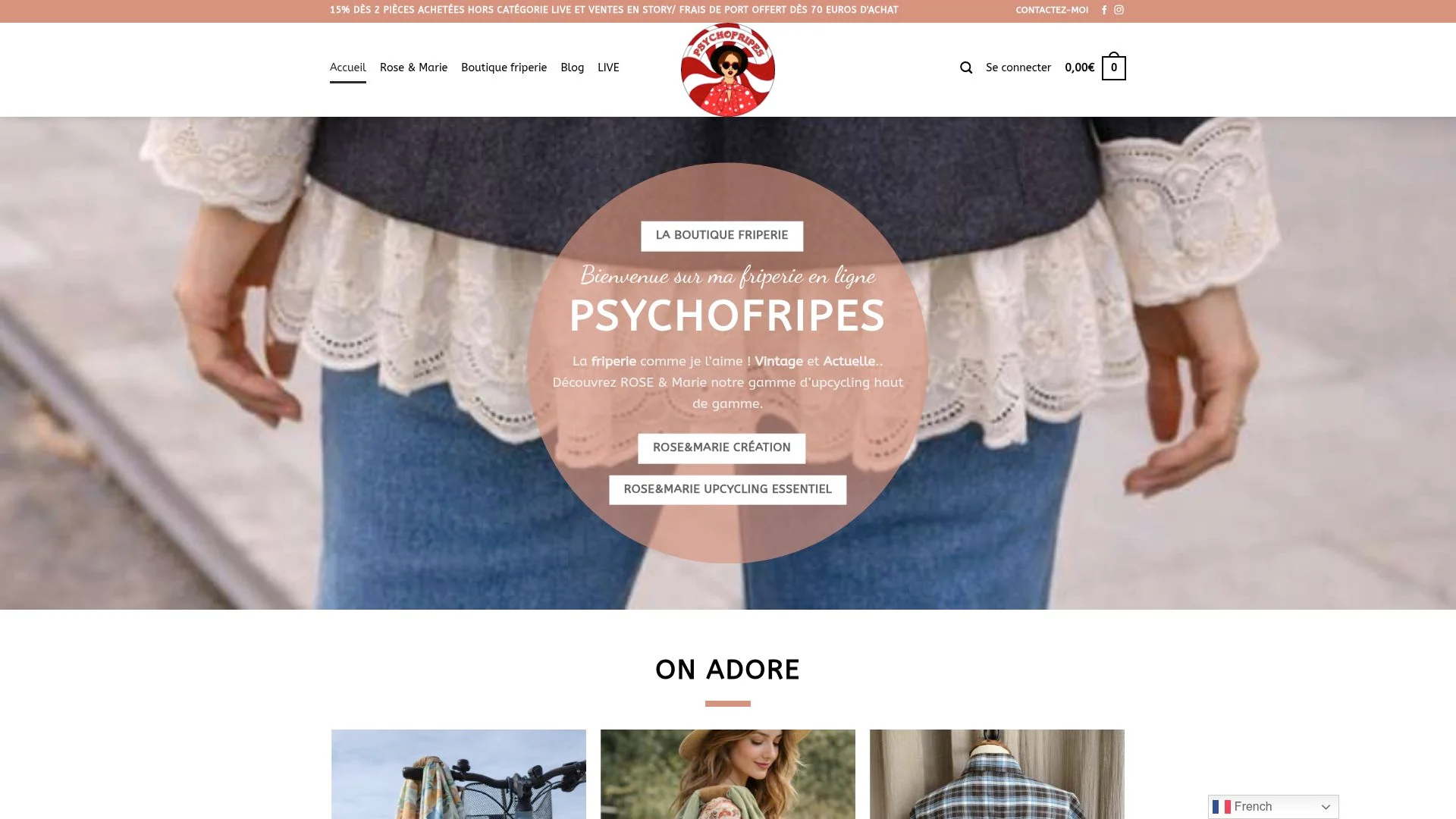 Femme portant une robe blanche à dentelle, jeans bleus, gros plan sur les mains.
