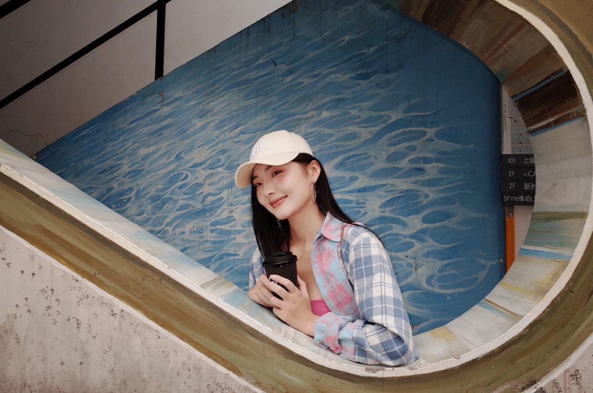 Jeune femme souriante dans un cadre aquatique.