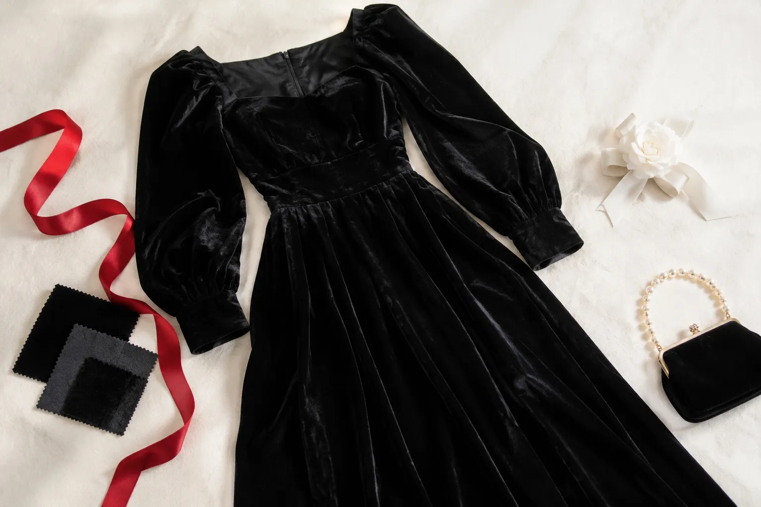 Robe longue noire en velours, accessoires rouges et blancs