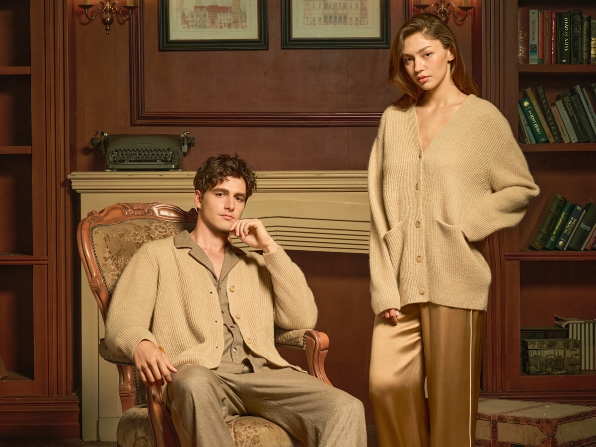 Couple élégant dans un intérieur vintage.