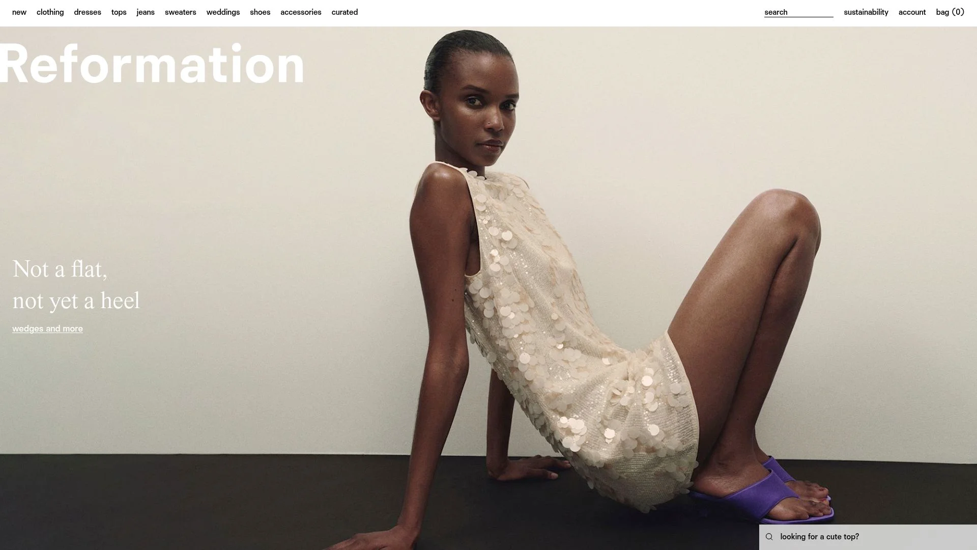 Femme noire portant une robe blanche ornée de sequins.