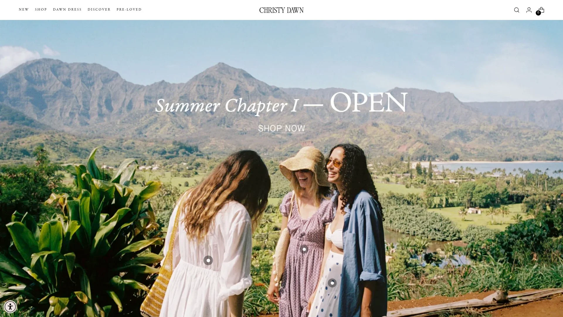 Trois femmes souriantes profitant d'un paysage montagneux verdoyant.