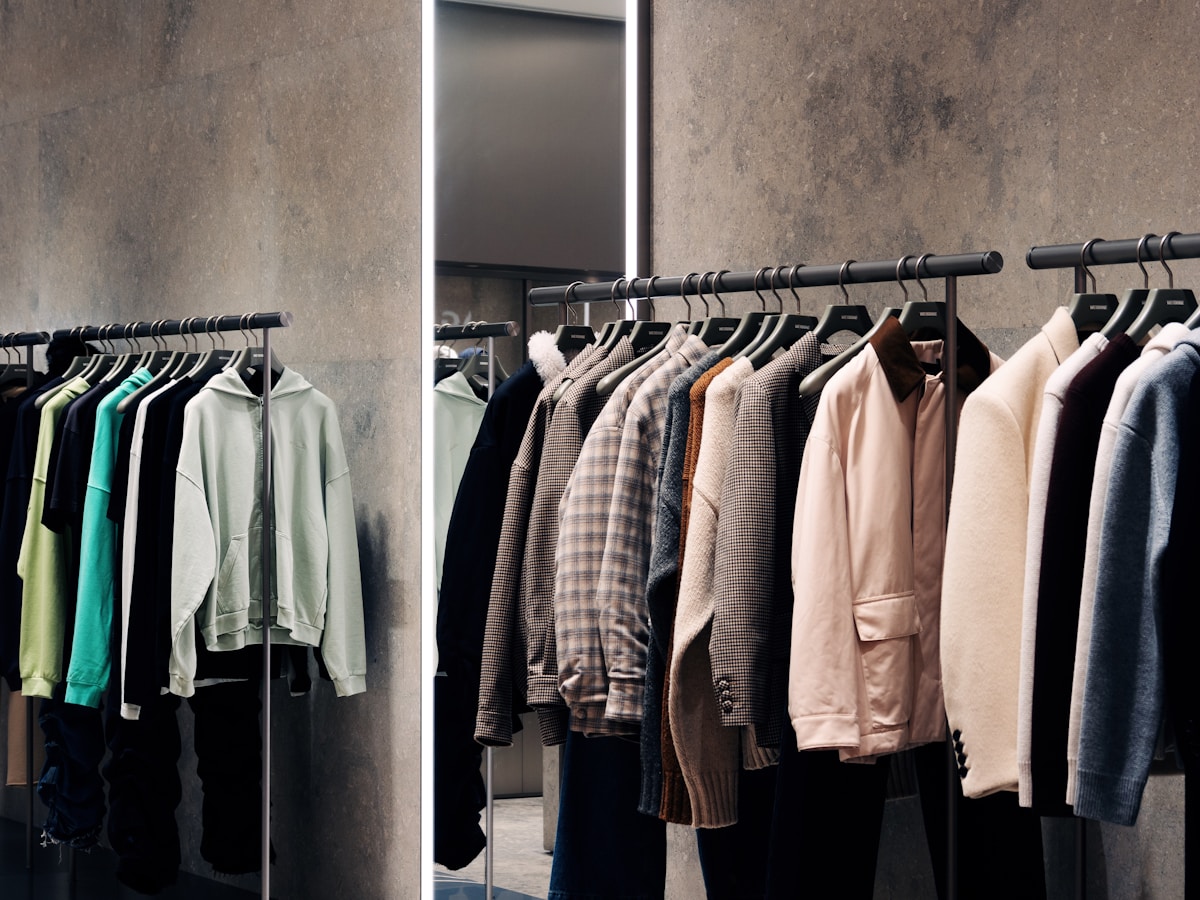 Vêtements de mode sur des cintres dans un magasin.