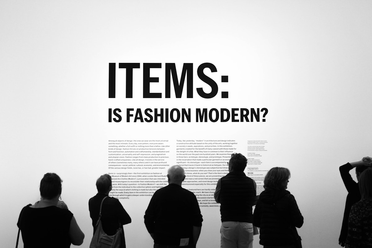 Silhouettes de personnes devant un texte sur la mode moderne.
