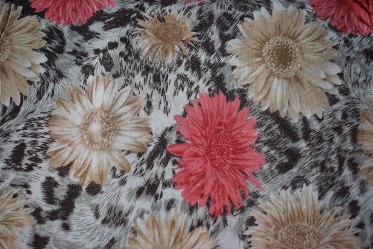 Motif floral abstrait avec des gerberas rouges et beiges.