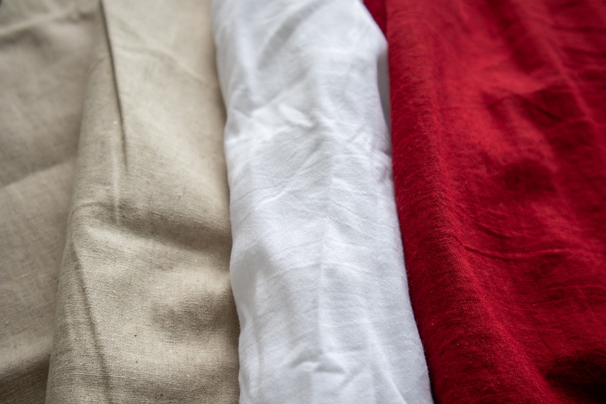 Tissus de couleurs beige, blanche et rouge.