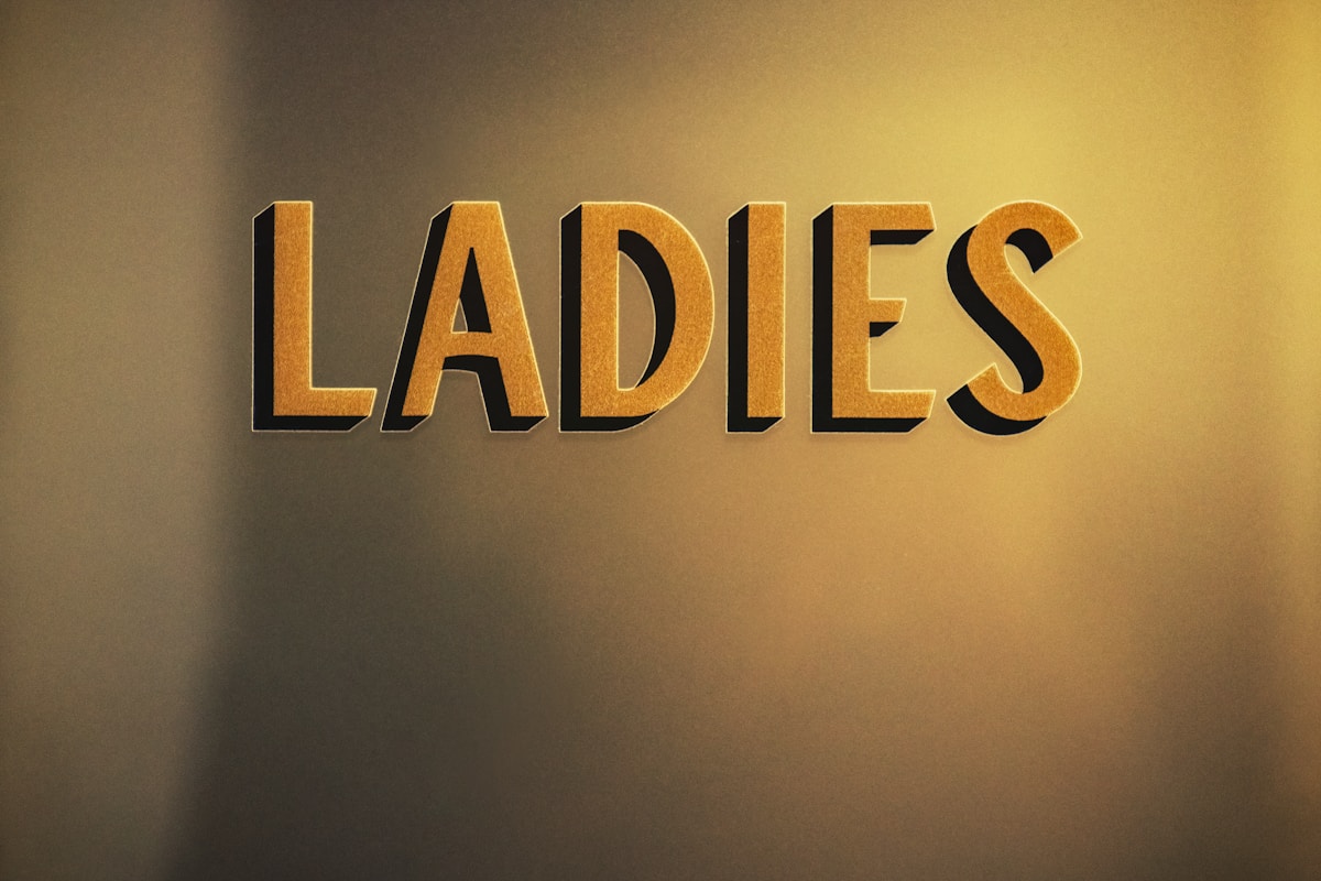 Lettrage doré et sombre avec le mot "LADIES".