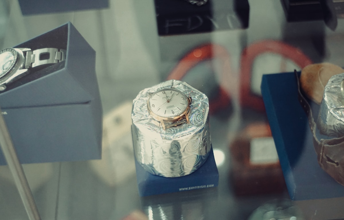 Montre une montre de luxe emballée dans un papier décoratif.