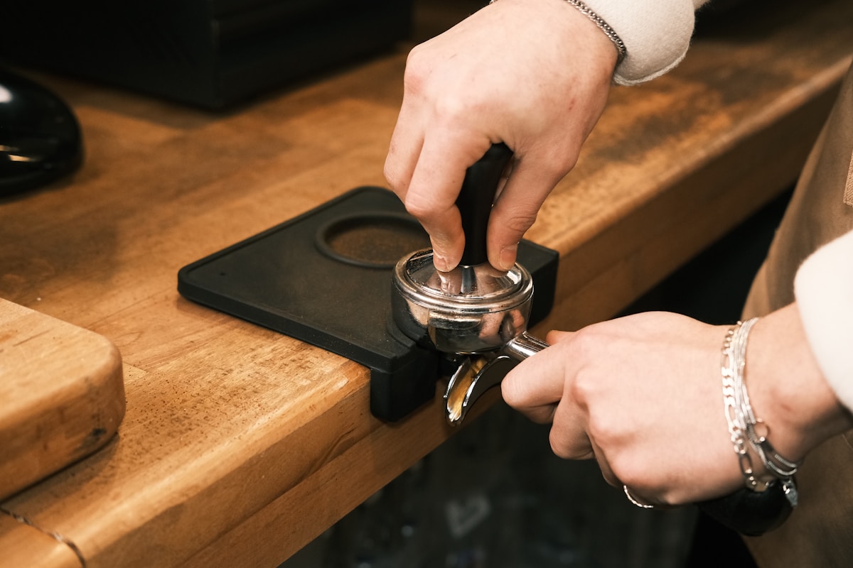 Une personne ouvre un décapsuleur sur un comptoir.