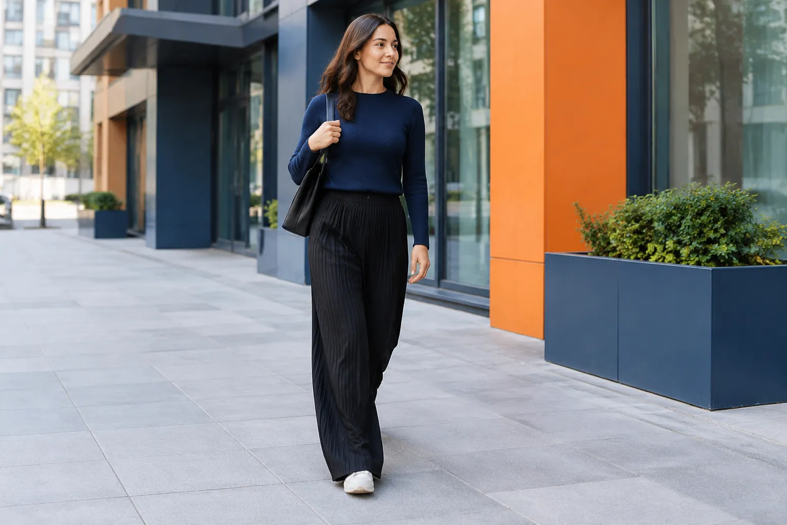 Femme élégante marchant devant un immeuble moderne coloré