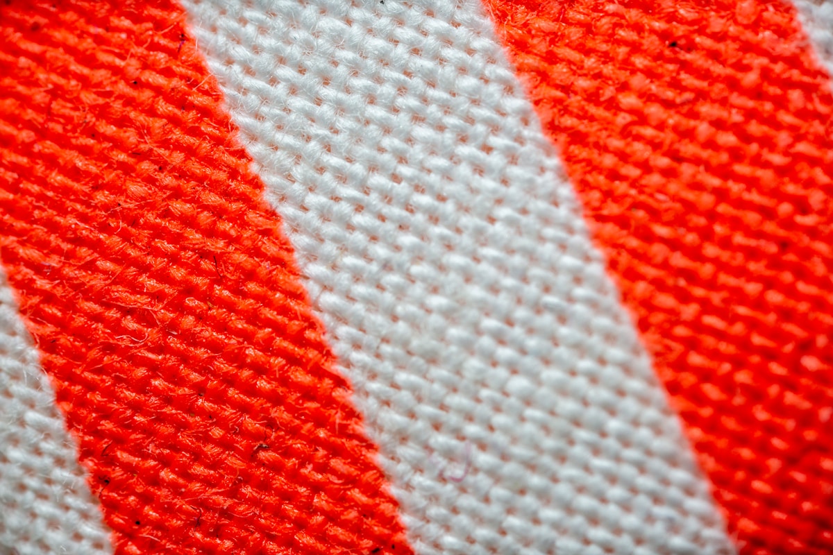 Texture de tissu rouge et gris avec motif en zigzag.