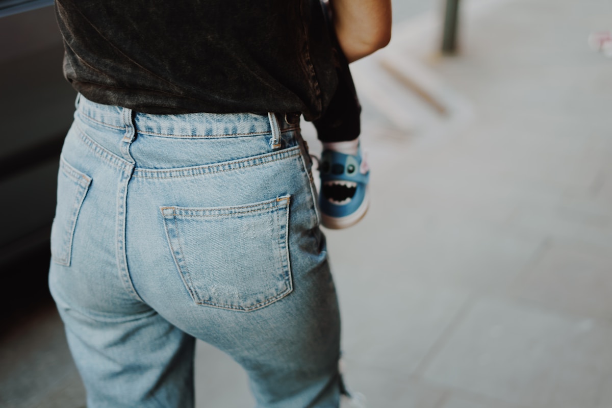 Jeans bleu clair, détails de poche, chaussures de sport bleues.