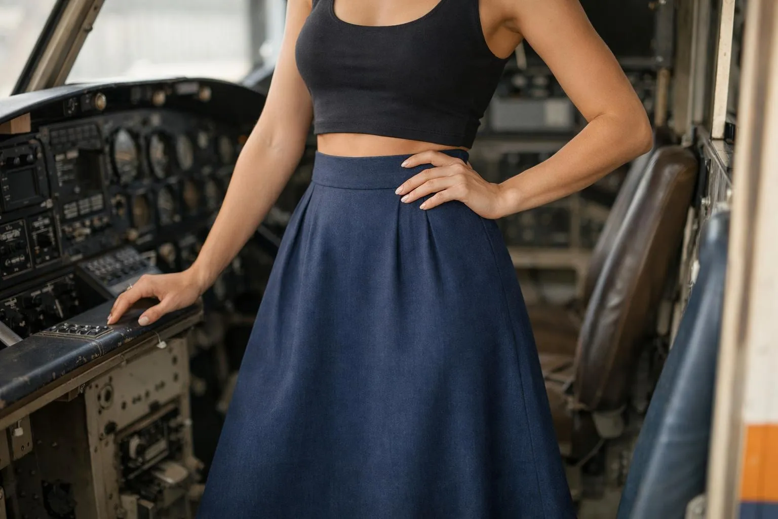 Femme en tenue de sport dans un cockpit d'avion.