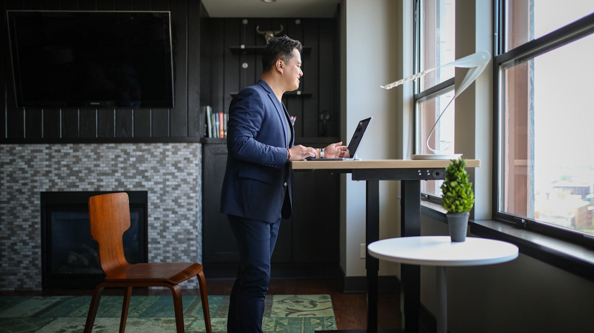 Homme d'affaires travaillant sur son ordinateur portable dans un bureau moderne.