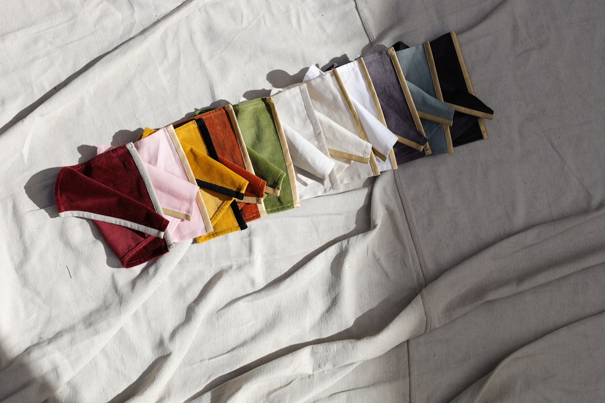 Assortiment de tissus colorés sur un lit froissé.