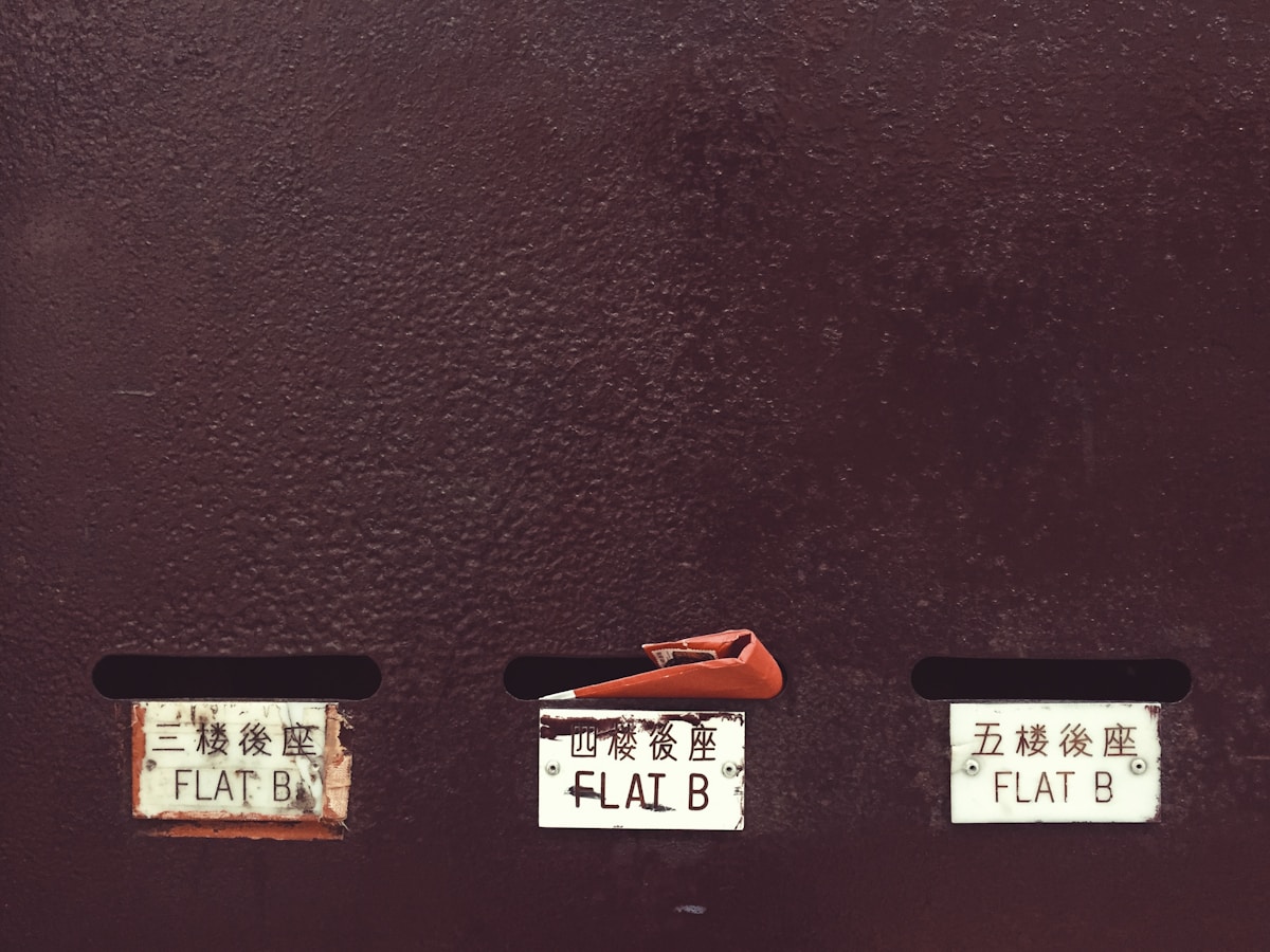 Panneaux de signalisation japonais indiquant les numéros de quai.