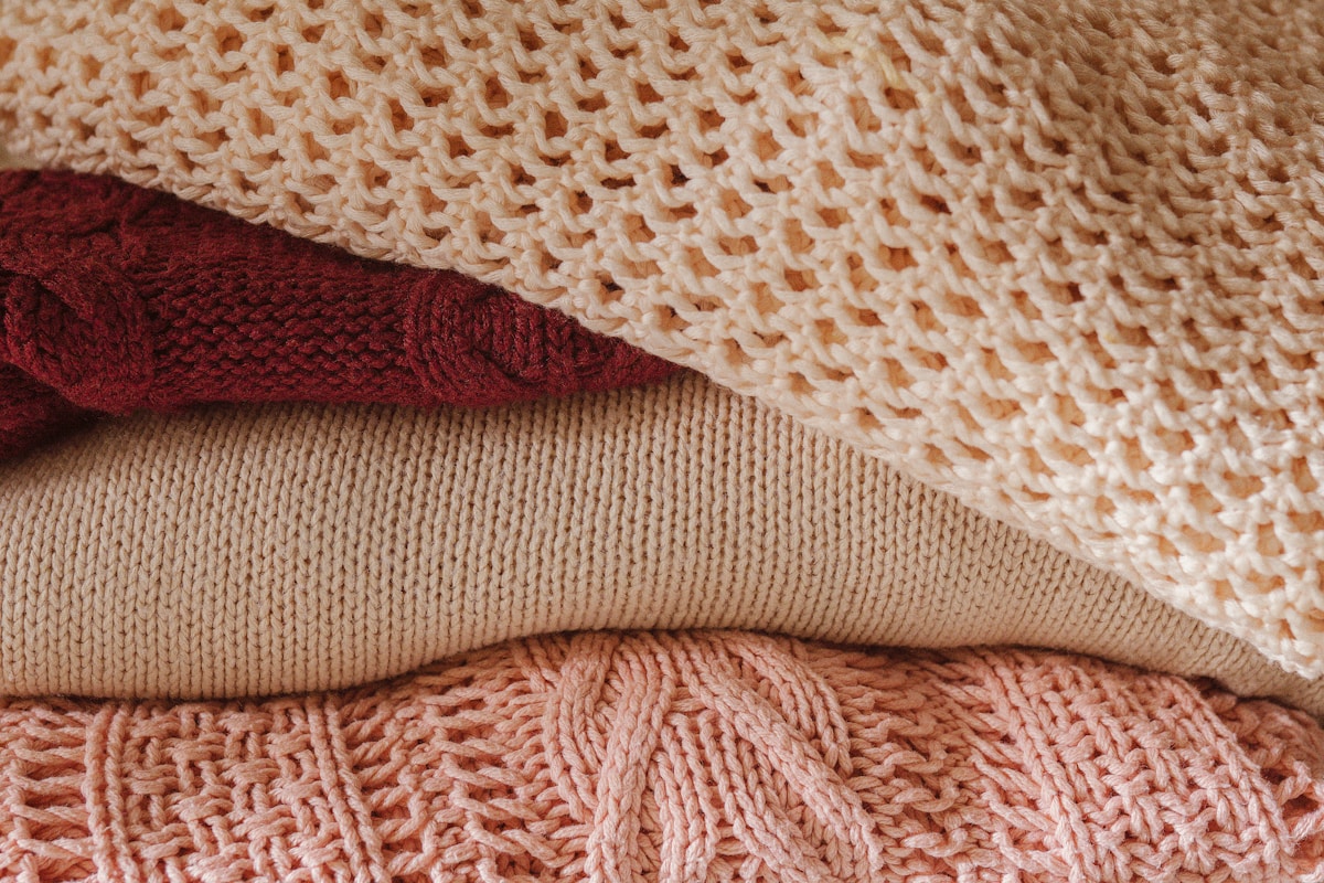 Texture tricotée multicolore, motifs variés, douceur et chaleur.