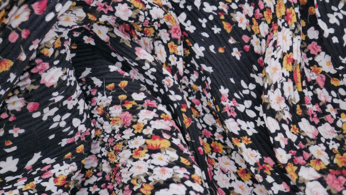 Motif floral coloré et abstrait sur fond noir.