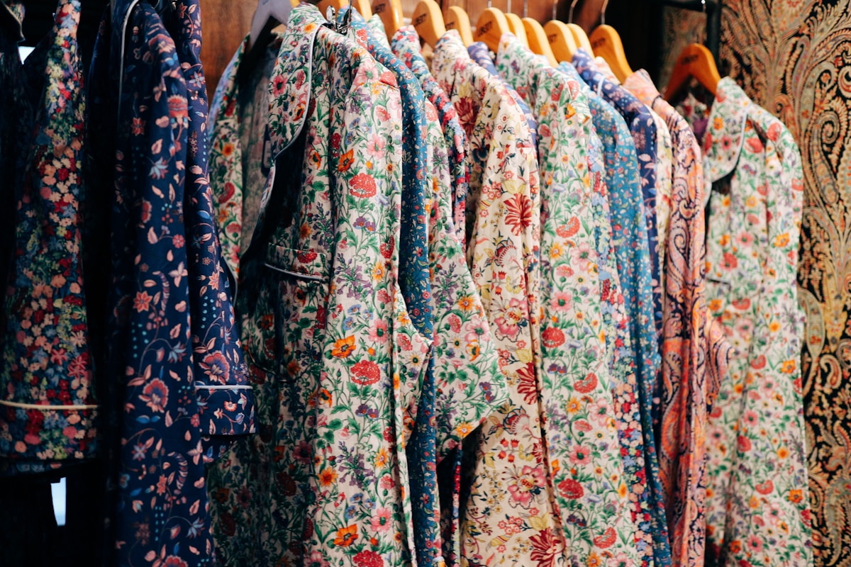 Vêtements vintage à motifs floraux colorés et variés.