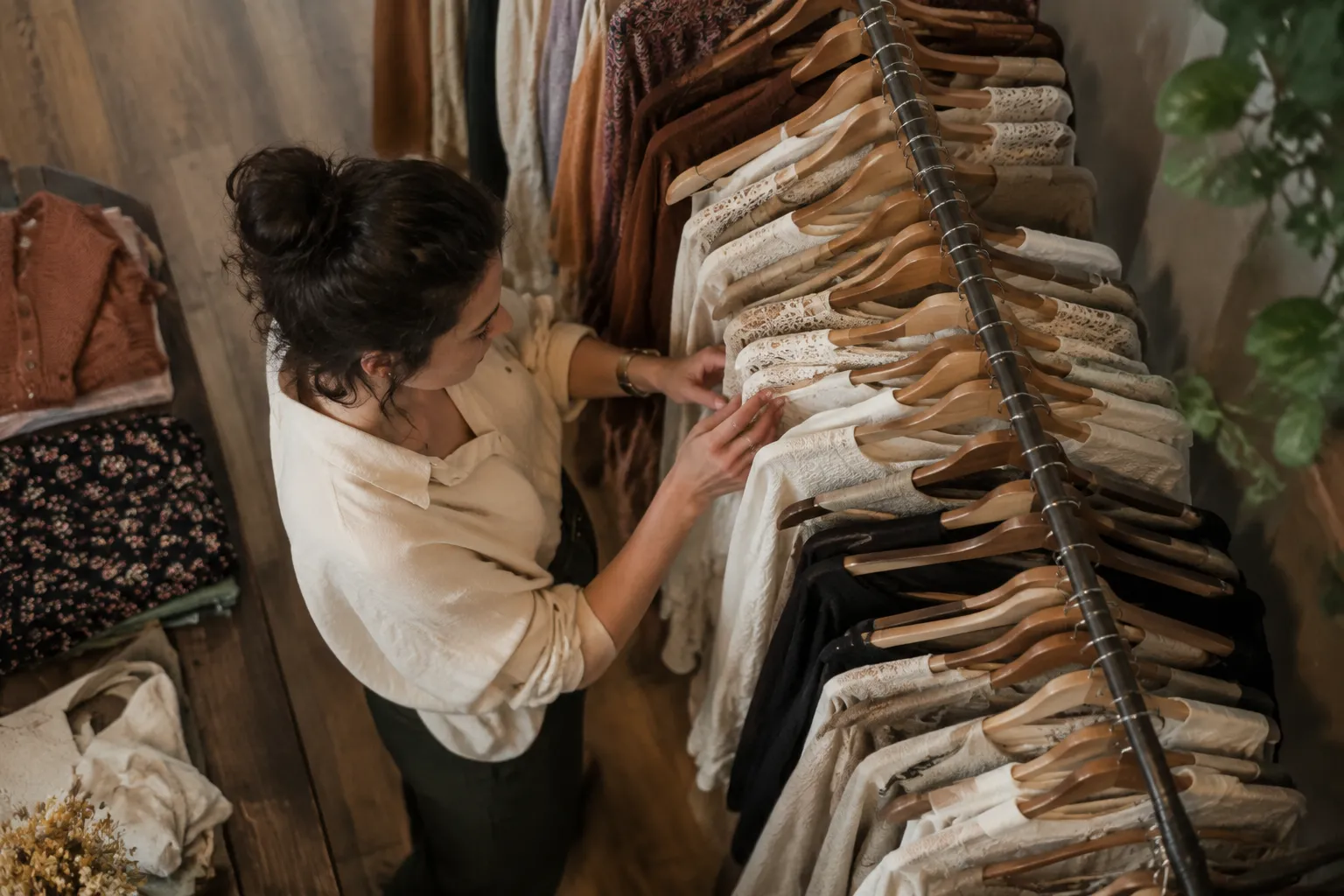 Femme choisissant des vêtements dans un magasin de mode.