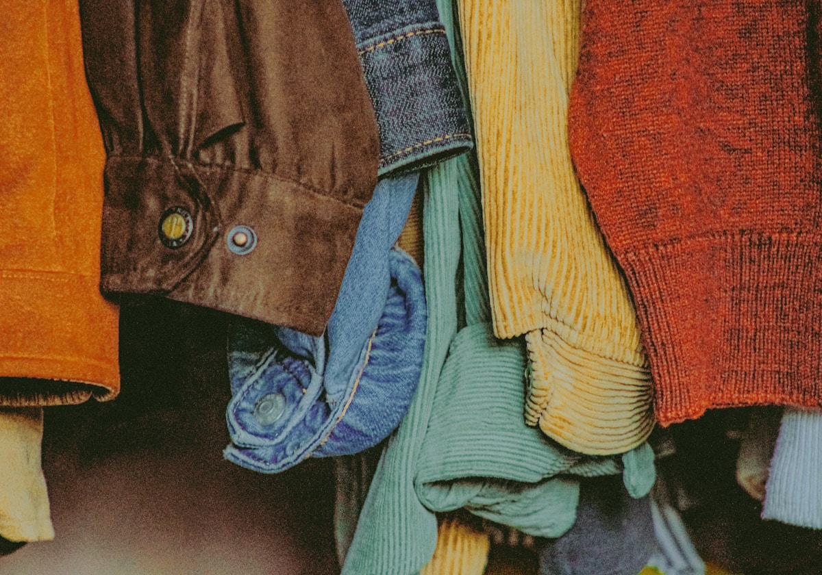 Vêtements colorés, textures variées, motifs et détails intéressants.