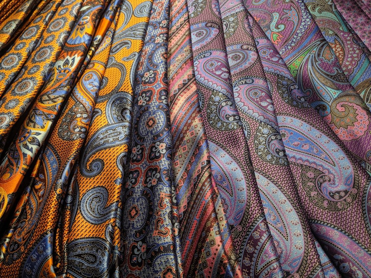 Motifs colorés et ornementés de tissus traditionnels.