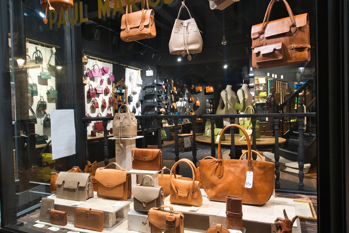 Étalage de sacs et accessoires en cuir dans une boutique.