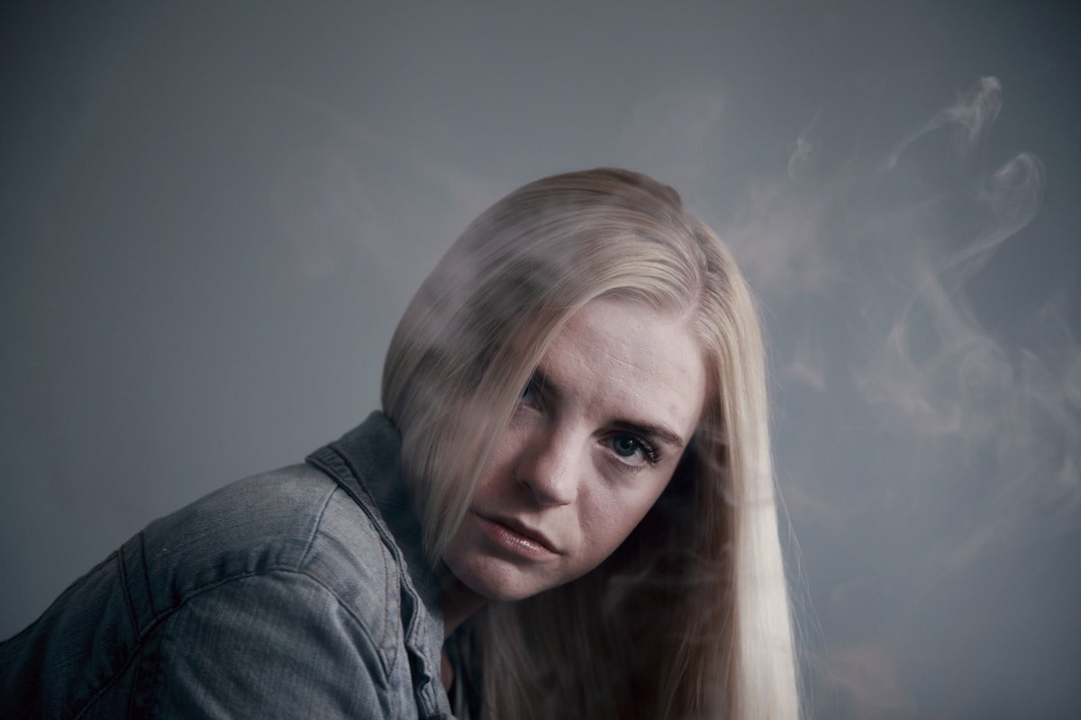 Femme en haut gris au premier plan.