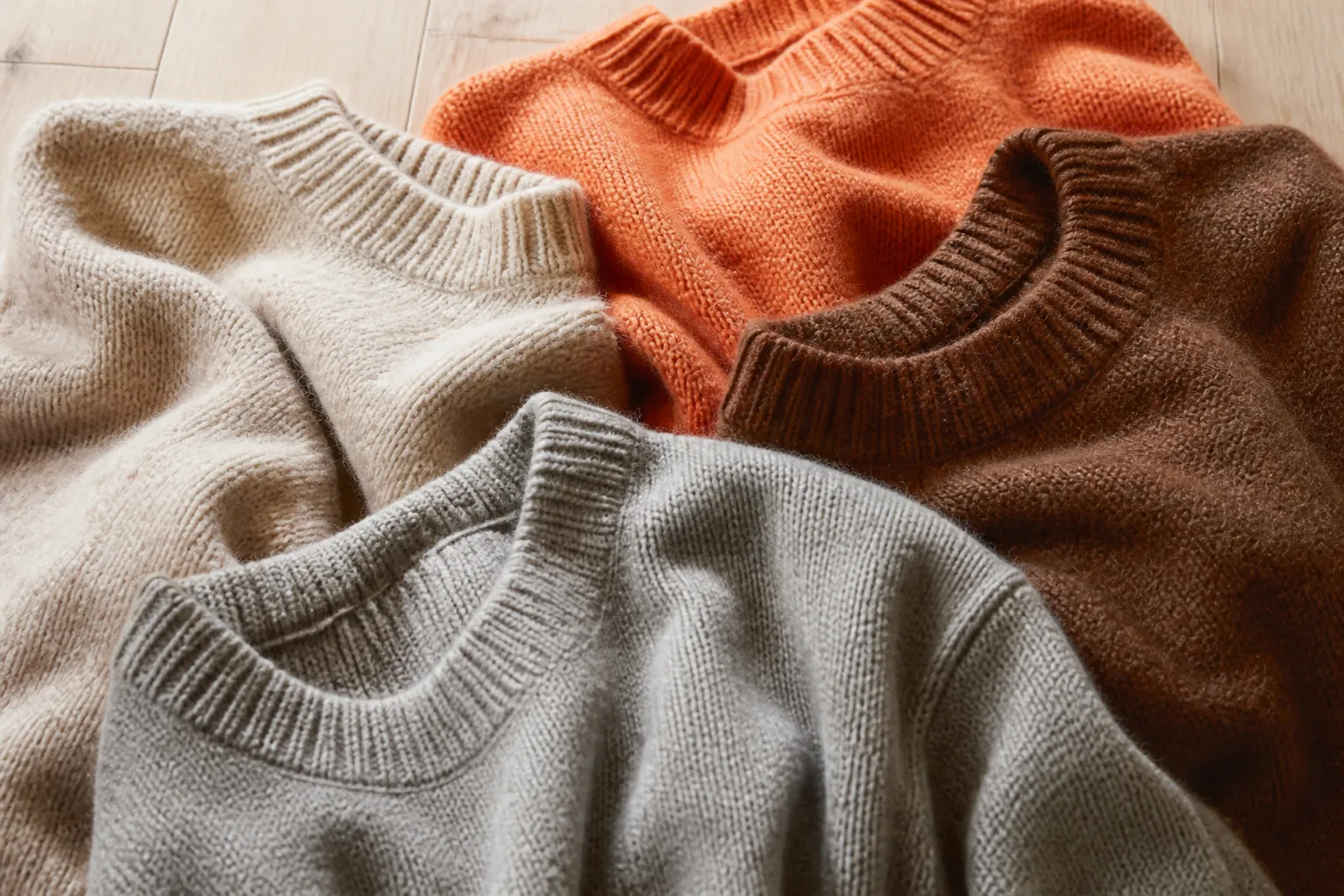 Pulls en tricot de différentes couleurs et textures.