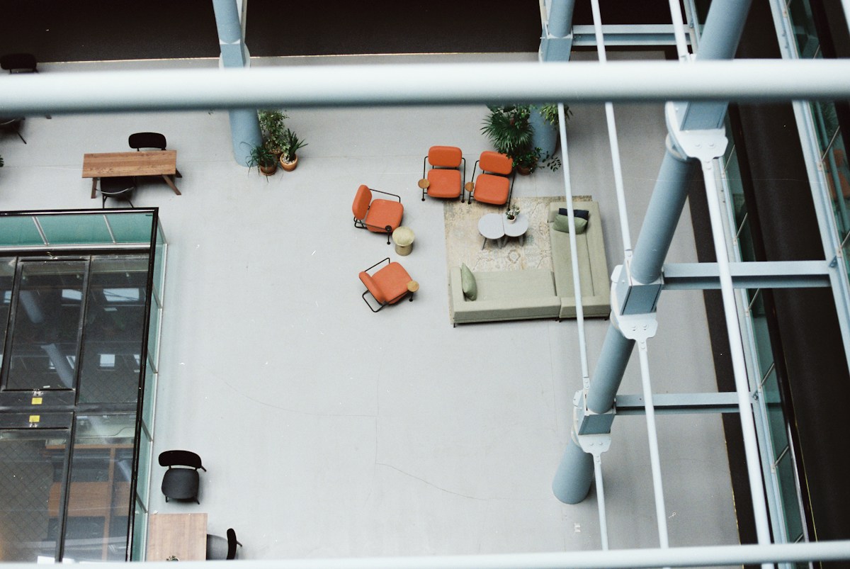 Atrium moderne vu d’en haut, mobilier coloré et plantes.