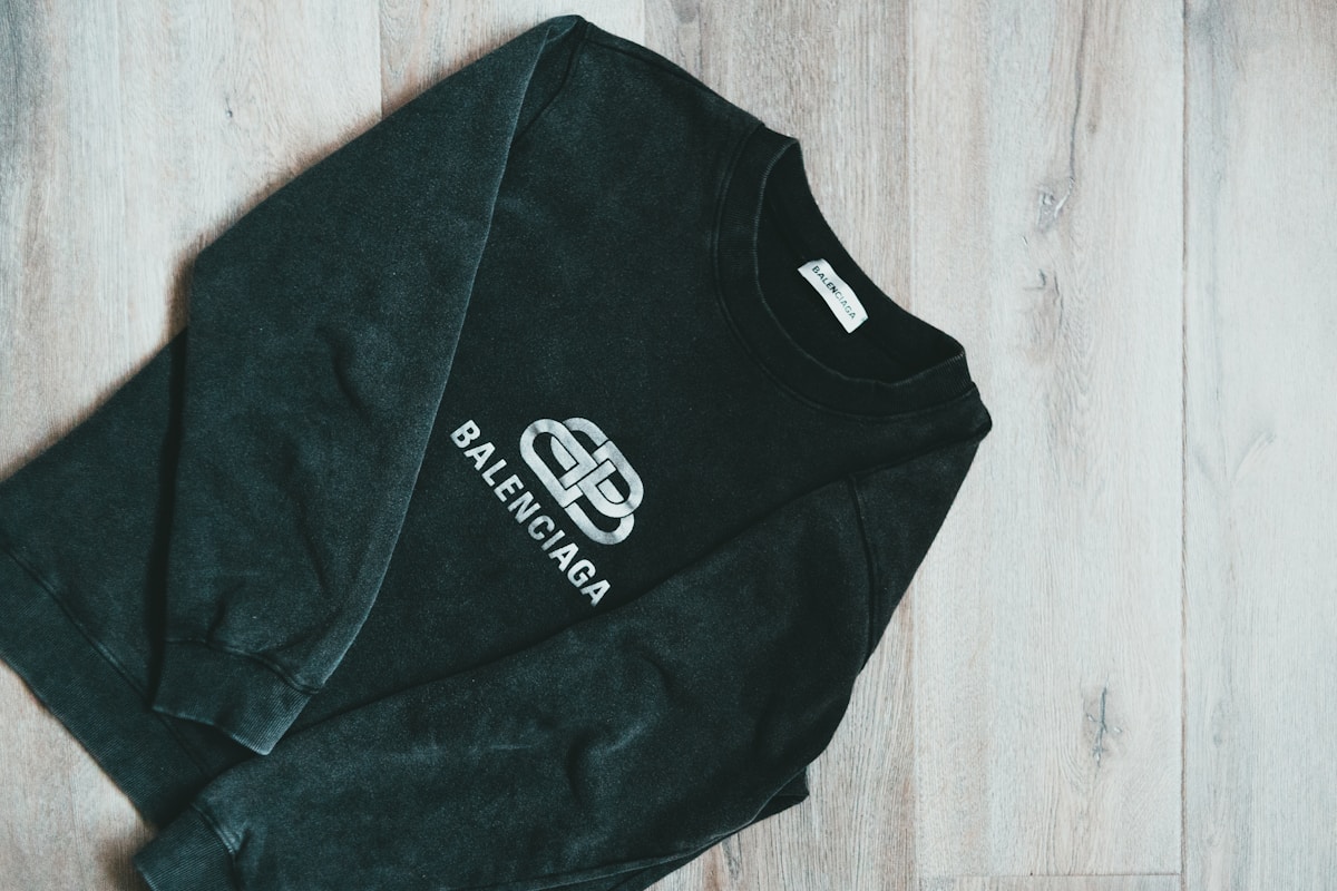 Sweatshirt noir avec logo de la marque Balenciaga.