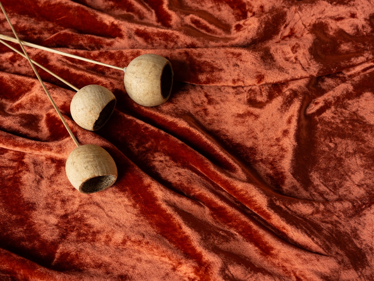 Bâtons de bois et texture de velours rouge.