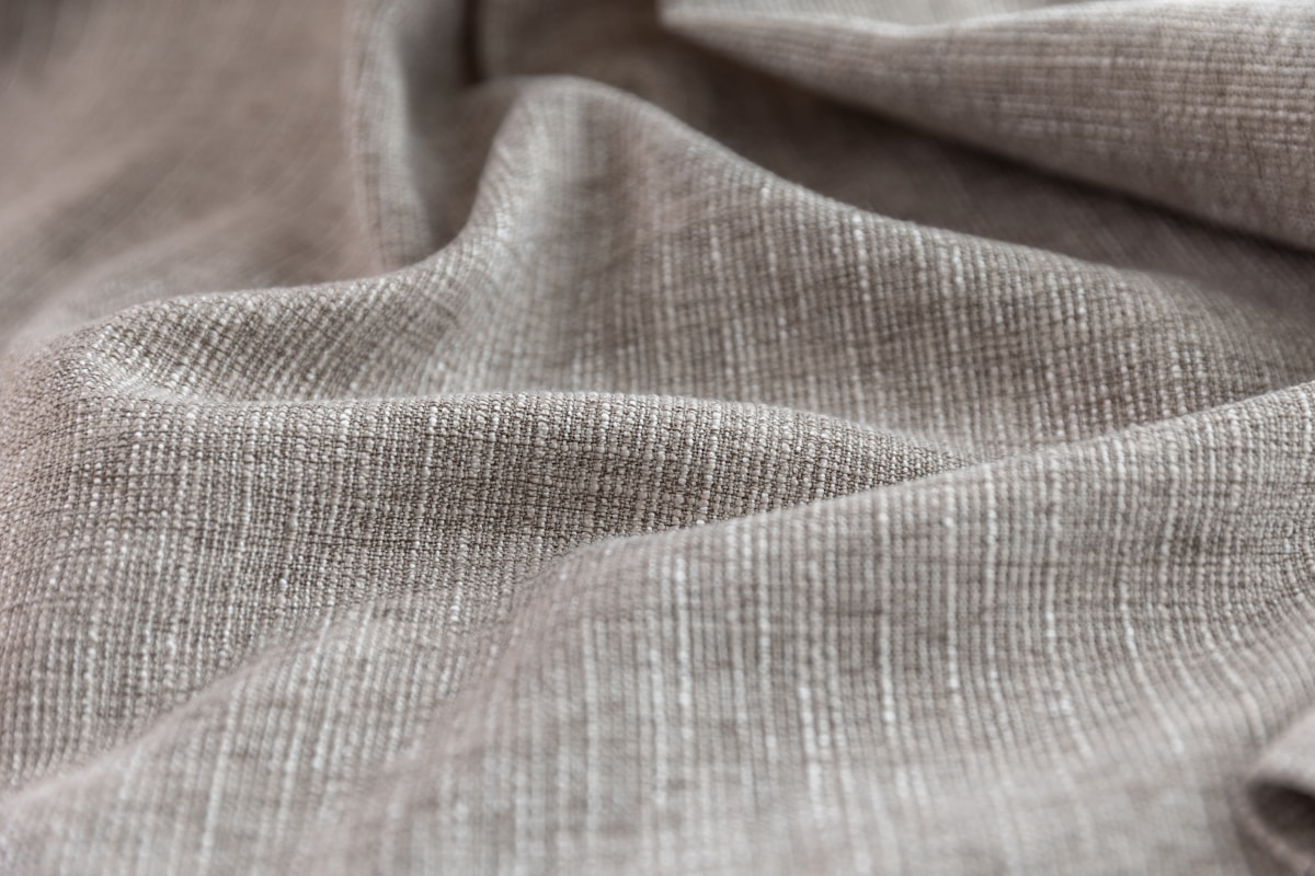 Texture de tissu gris côtelé, motif subtil et élégant.