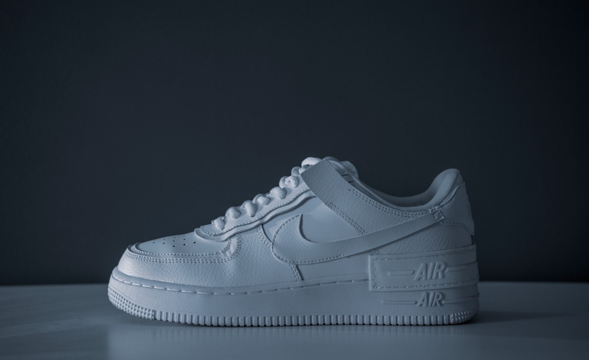 Une paire de baskets blanches