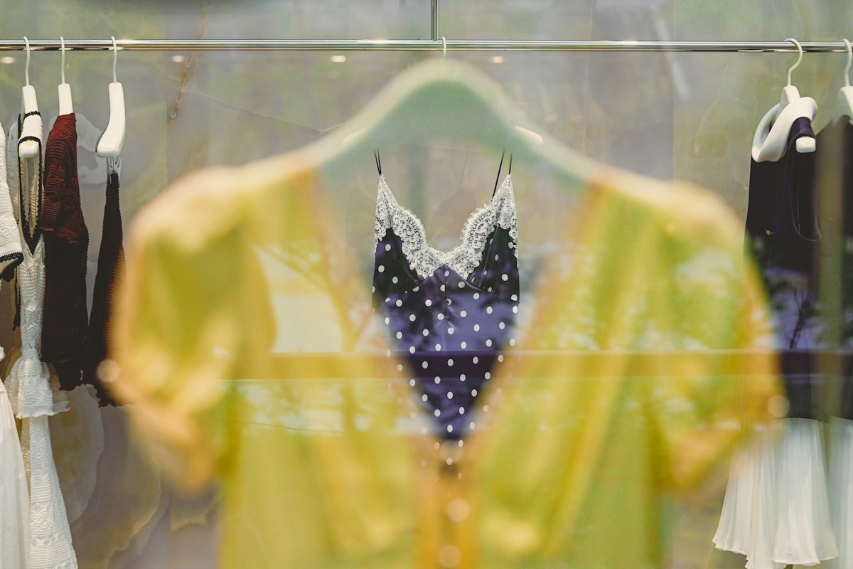 Robe à pois suspendue sur un cintre dans un magasin de vêtements.