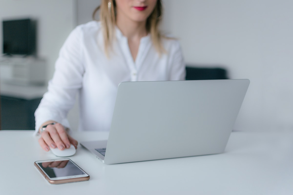 Femme travaillant sur un ordinateur portable dans un bureau.