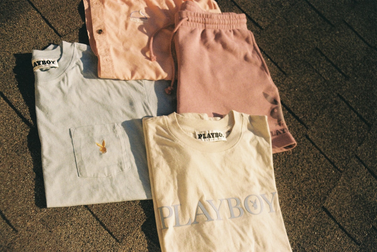 Vêtements Playboy, t-shirts et shorts de couleurs pastel.