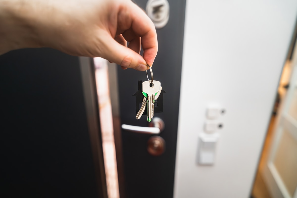 Clés de porte dans la main, prêtes à être utilisées.