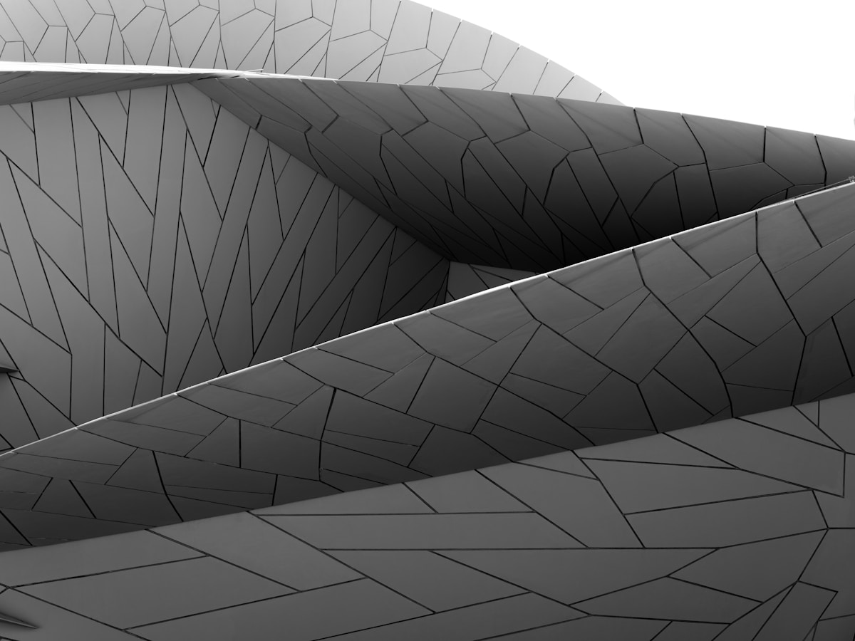 Motifs géométriques abstraits en noir et blanc.
