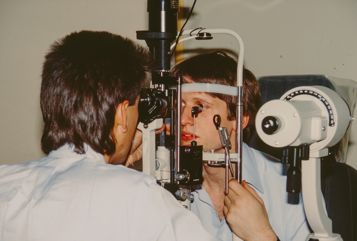 Examen de la vue d'un patient par un professionnel de la santé.