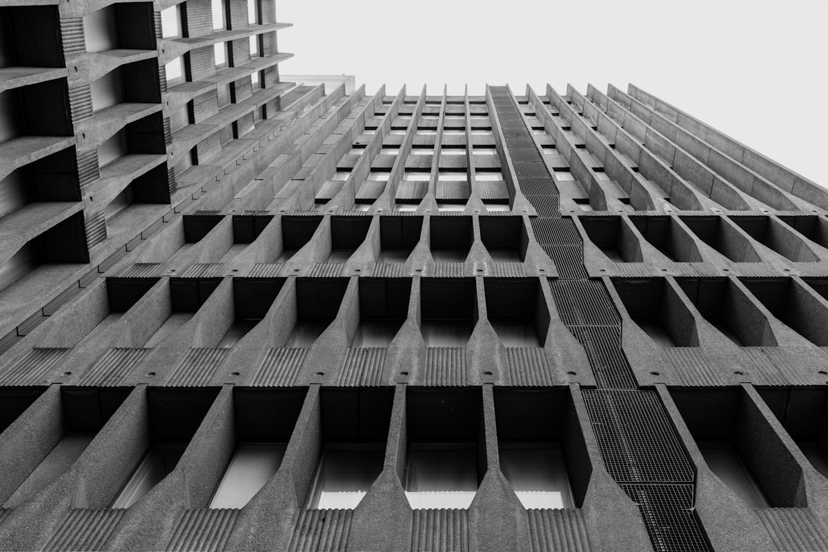 Motifs architecturaux géométriques en noir et blanc.