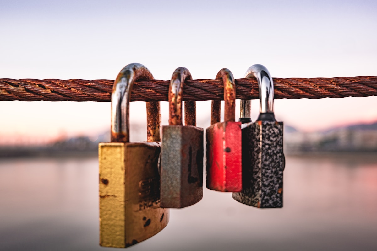Cadenas rouillés accrochés à une corde au coucher du soleil.